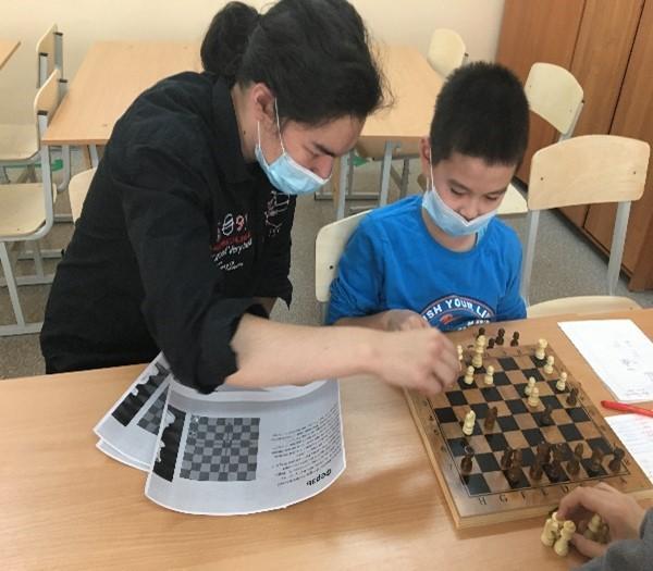 Занятия по игре в шахматы для желающих учащихся начальной школы, среднего звена.