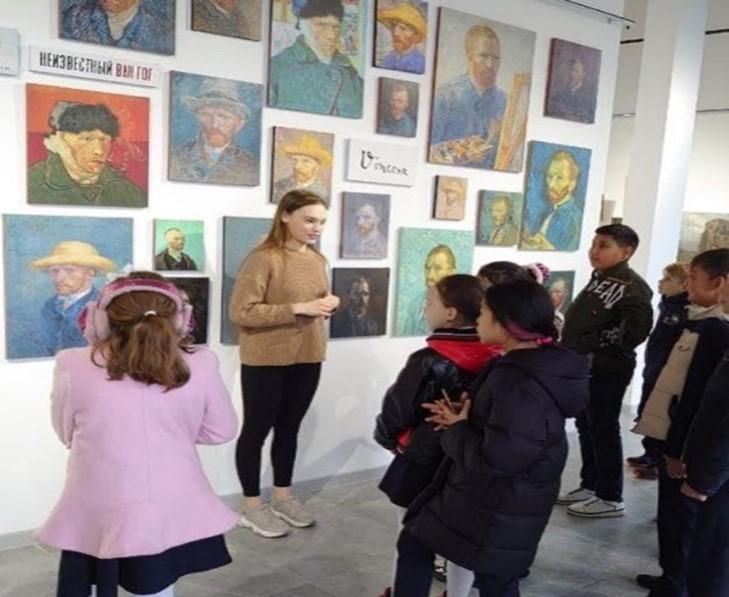 Учащиеся 5 «Т», 7 «А», 9 «И» классов посетили Выставочный зал г. Алматы галерею VEKART.