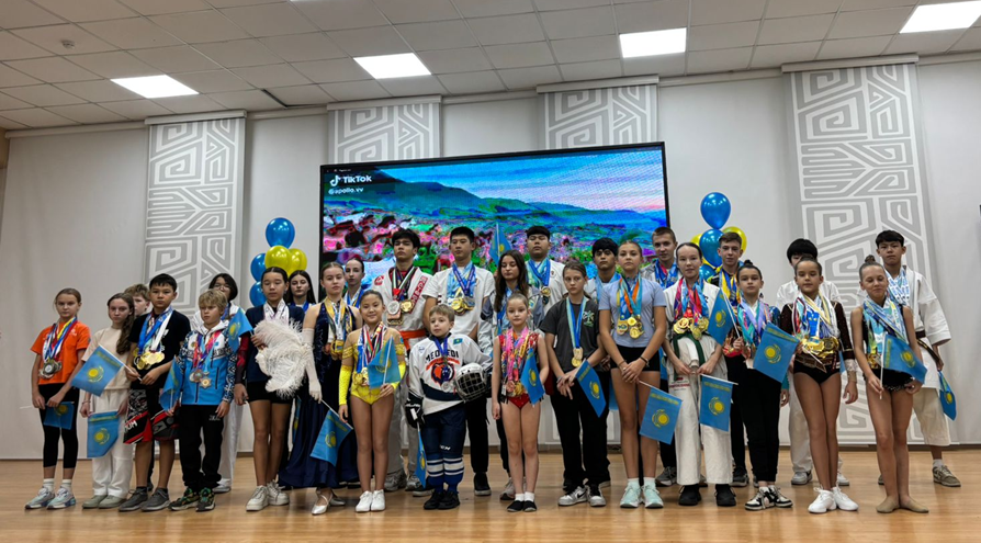 Гимназияның мәжіліс залында Республика күніне арналған «Тәуелсіздік пен Республика - егемен мемлекеттің екі тірегі»  салтанатты мектептік іс-шара өтті