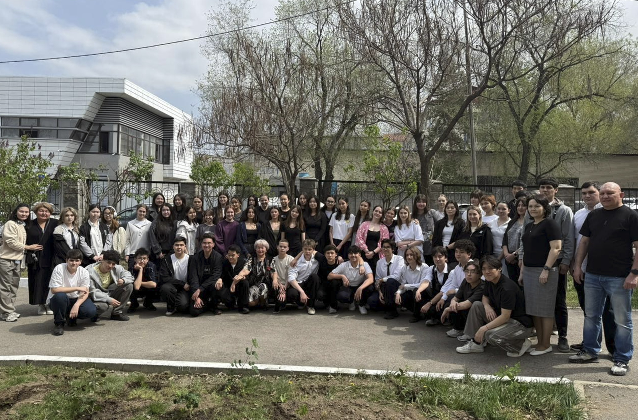 «Таза Қазақстан» Республикалық жобасы аясында «№46 гимназия» КММ аумағында 11-сынып түлектері раушан гүлдерін отырғызды